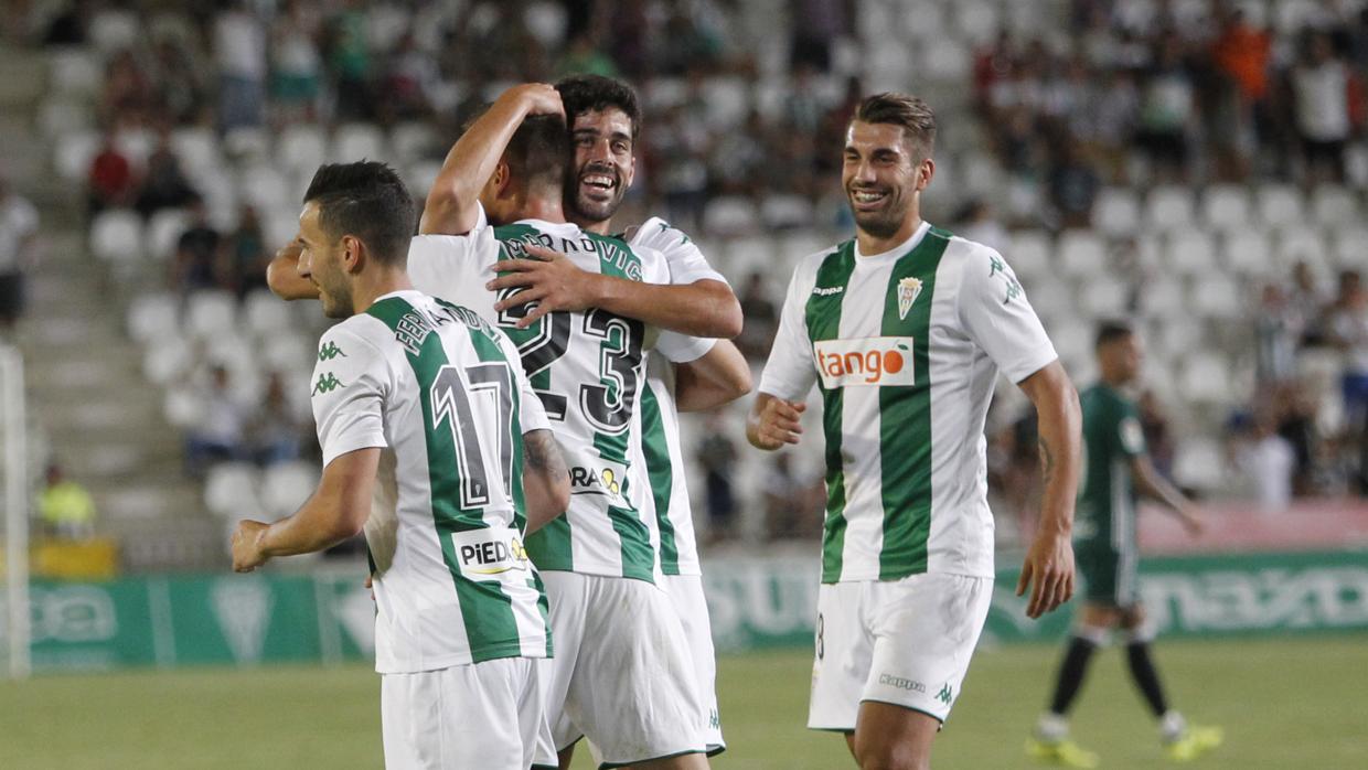 Caro felicita a Markovic en el gol del triunfo del Córdoba ante el Betis