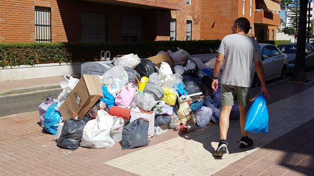 Los operarios de limpieza trabajan este jueves ya en Rota