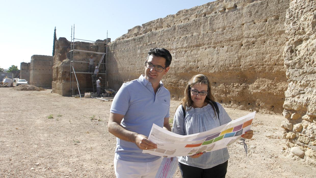 Pedro García (IU), delegado de Turismo y Carmen Chacón, arquitecta de la GMU en las obras