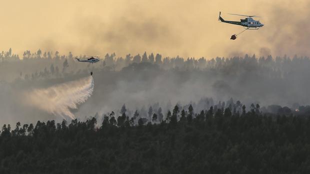 Los medios aéreos se incorporan a las tareas de extinción del incendio de Santa Olalla del Cala (Huelva)