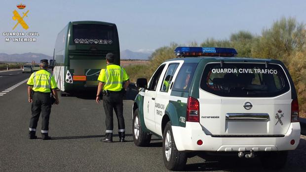 La Guardia Civil inmoviliza un autobús de Córdoba tras dar su conductor positivo en un control de drogas