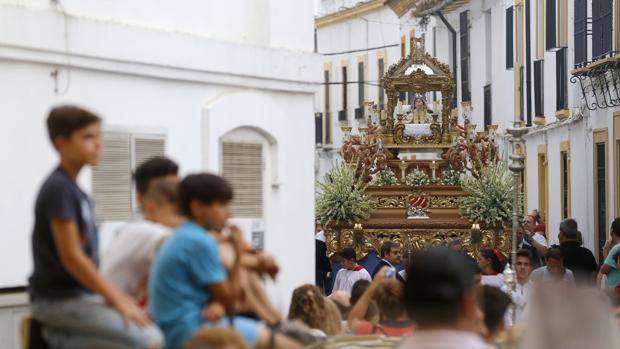 Un barrio rendido a su Virgen