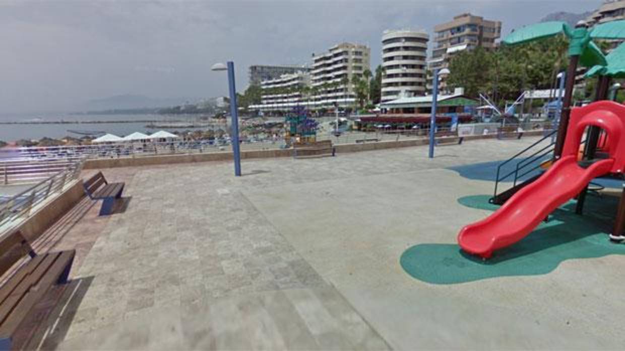 Zona del puerto deportivo de Marbella desde donde se precipitó la pequeña