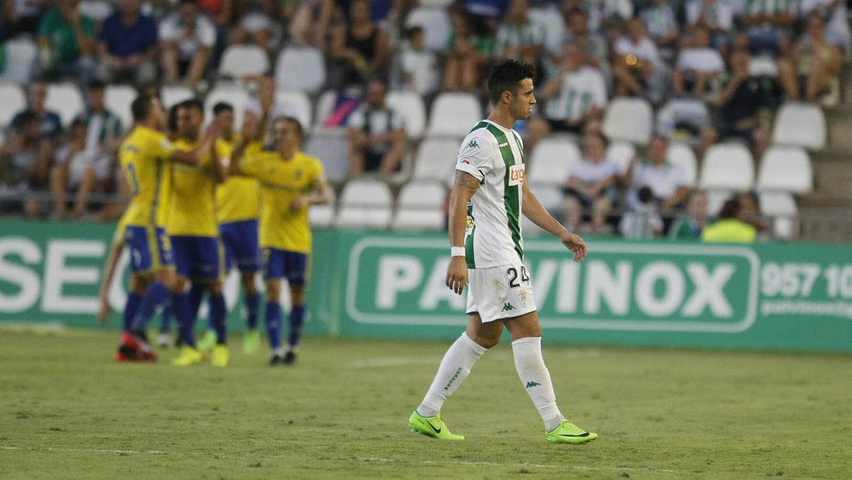 Los jugadores del Cádiz celebran uno de los goles bajo el lamento de Jaime