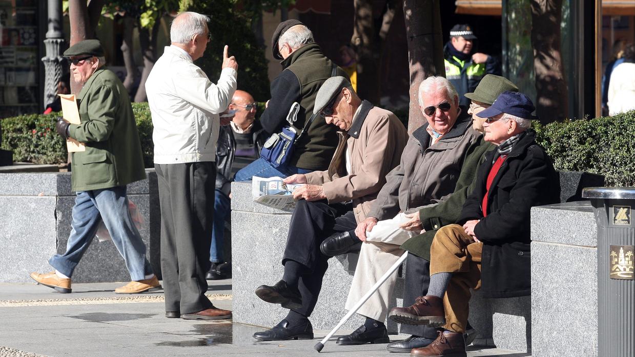 Un grupo de personas mayores pasa la mañana en la plaza de las Tendillas de Córdoba