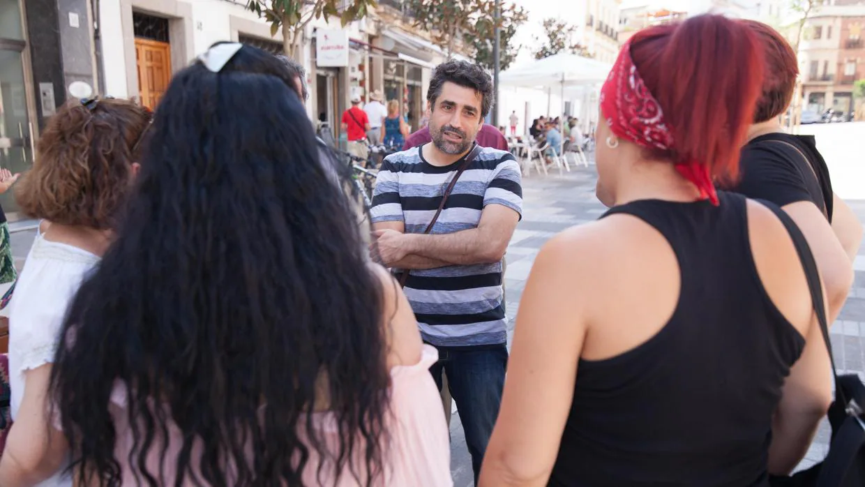 Rafael del Castillo habla con varios vecinos en la calle Cruz Conde