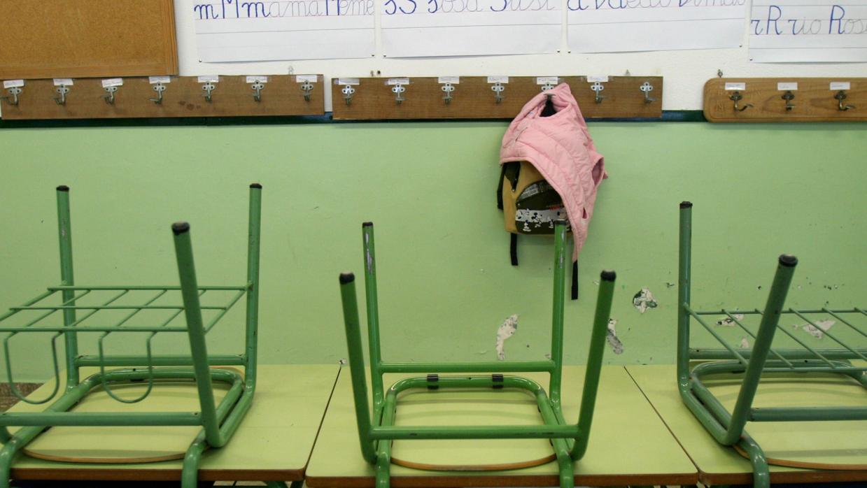 Imagen de puestos vacíos en un aula de un colegio público de Alcolea