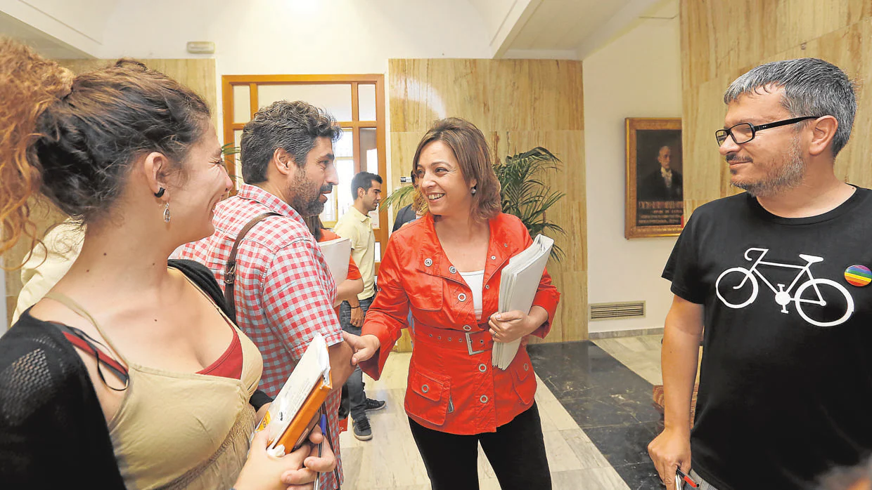 Rafael del Castillo saluda a la alcaldesa, Isabel Ambrosio, en los pasillos del Ayuntamiento