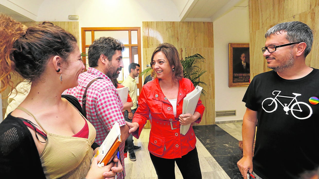 Rafael del Castillo saluda a la alcaldesa, Isabel Ambrosio, en los pasillos del Ayuntamiento