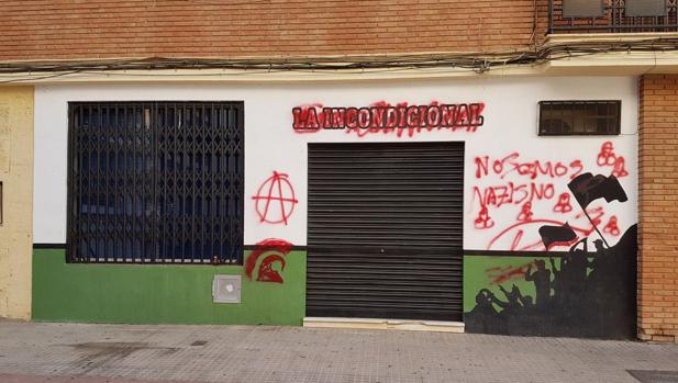 La sede de Incondicionales amanece con pintadas y apedreada