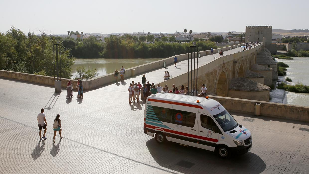 Imagen de la Ronda de Isasa en el cruce con la vía del Puente Romano, sin obstáculos