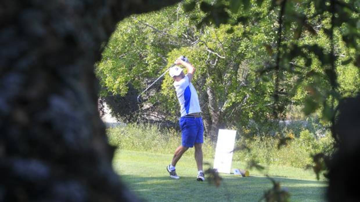 Un golfista en el campo de Los Villares