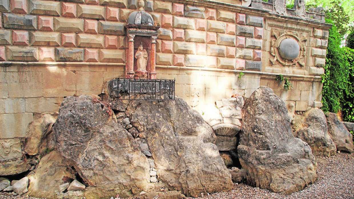 Imagen del recinto monumental de la Fuente del Rey de Priego que este verano ha aparecido seca