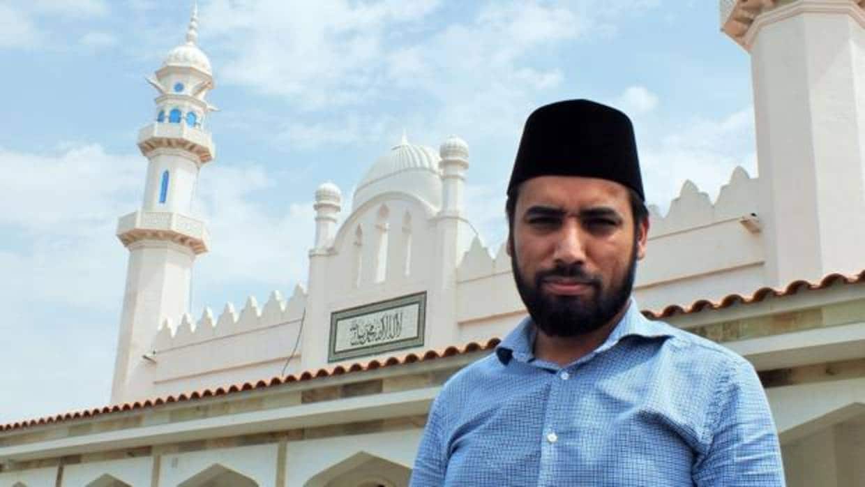 El imán de la mezquita de Pedro Abad, Muhammad Anas Ahmad, delante del templo islámico