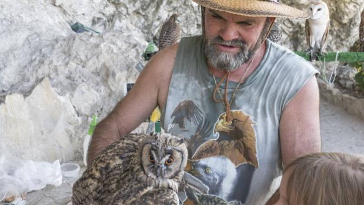 El encargado de los animales les enseña a los niños como cogerlos para perder el miedo