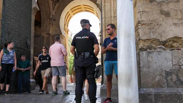 Un agente de la Policía Nacional junto a la Mezquita Catedral de la ciudad