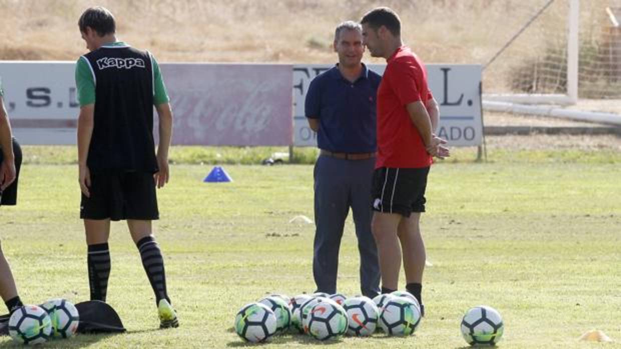 Carrión conversa con Álex Gómez