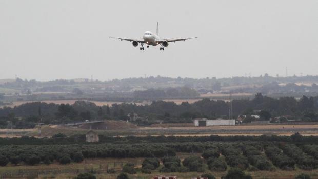 Ocho vuelos desviados desde el aeropuerto de Málaga por las tormentas