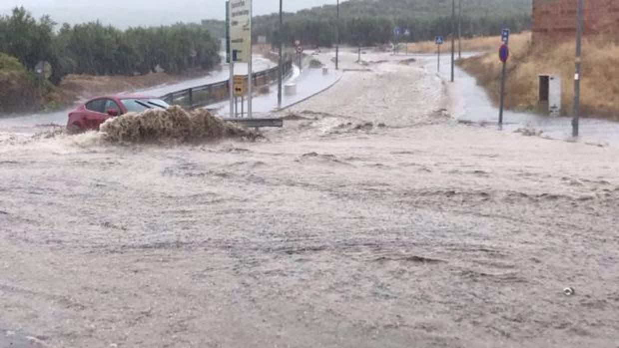 Carretera entre Castro del Río y Nueva Carteya, inundada ayer debido a las lluvias