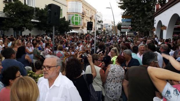 COncentración de vecinos exigiendo asistencia médica en Chipiona