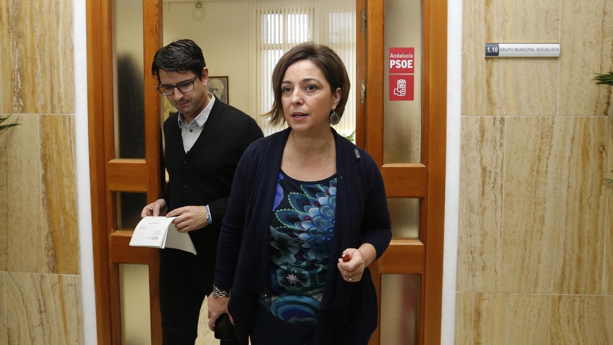 Pedro García e Isabel Ambrosio en los pasillos de Capitulares antes de un Pleno