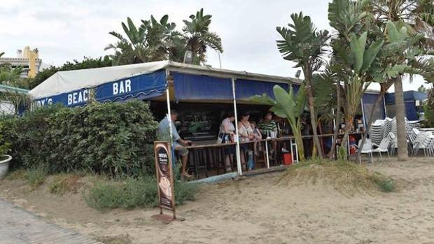 Maniatan a los trabajadores de un chiringuito de Marbella para robar 80.000 euros