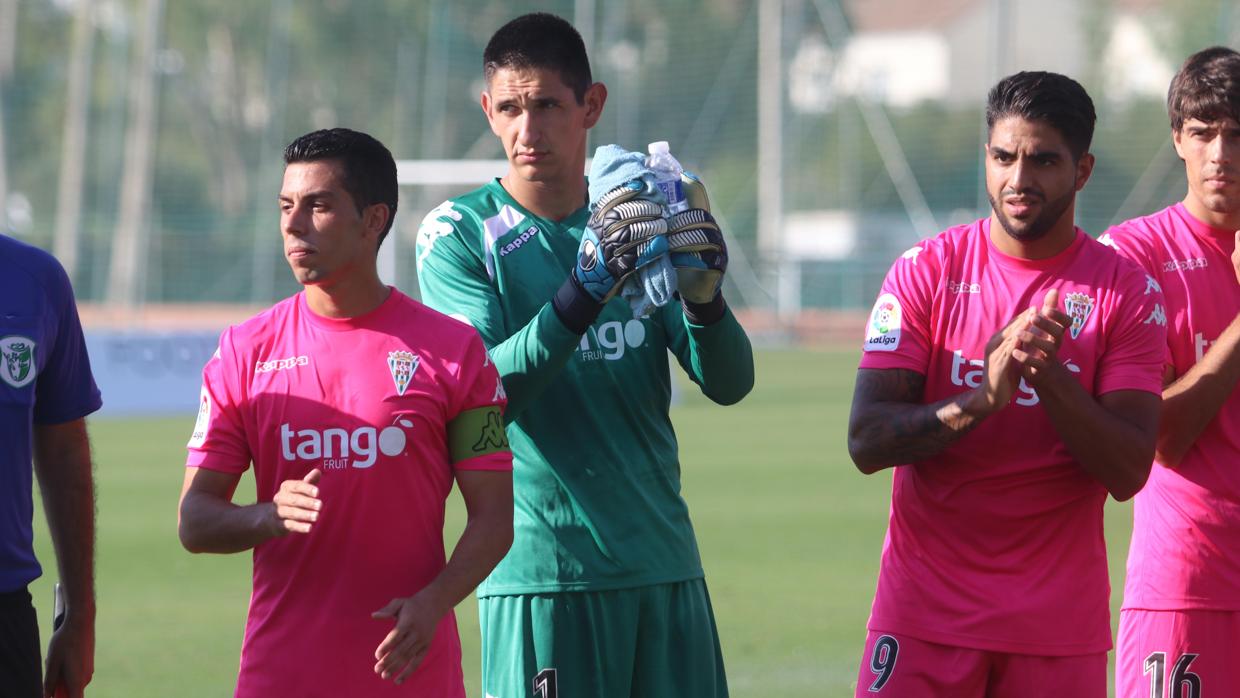 El capitán del Córdoba CF, Carlos Caballero, luce el brazalete