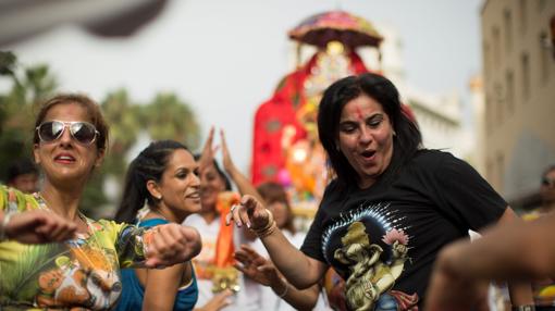 Fieles hindús en la celebración en honor a Ganesh