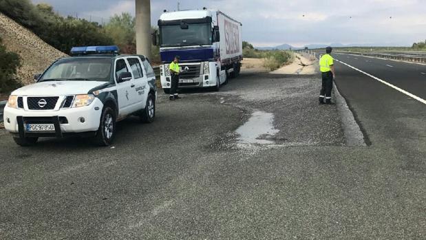 La Guardia Civil intercepta en Córdoba al conductor de un camión que dio positivo en drogas