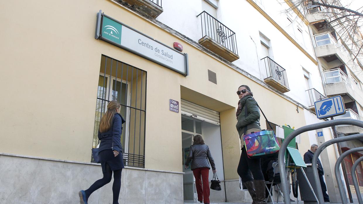 Imagen de la entrada del centro de salud ubicado en la Plaza de Colón