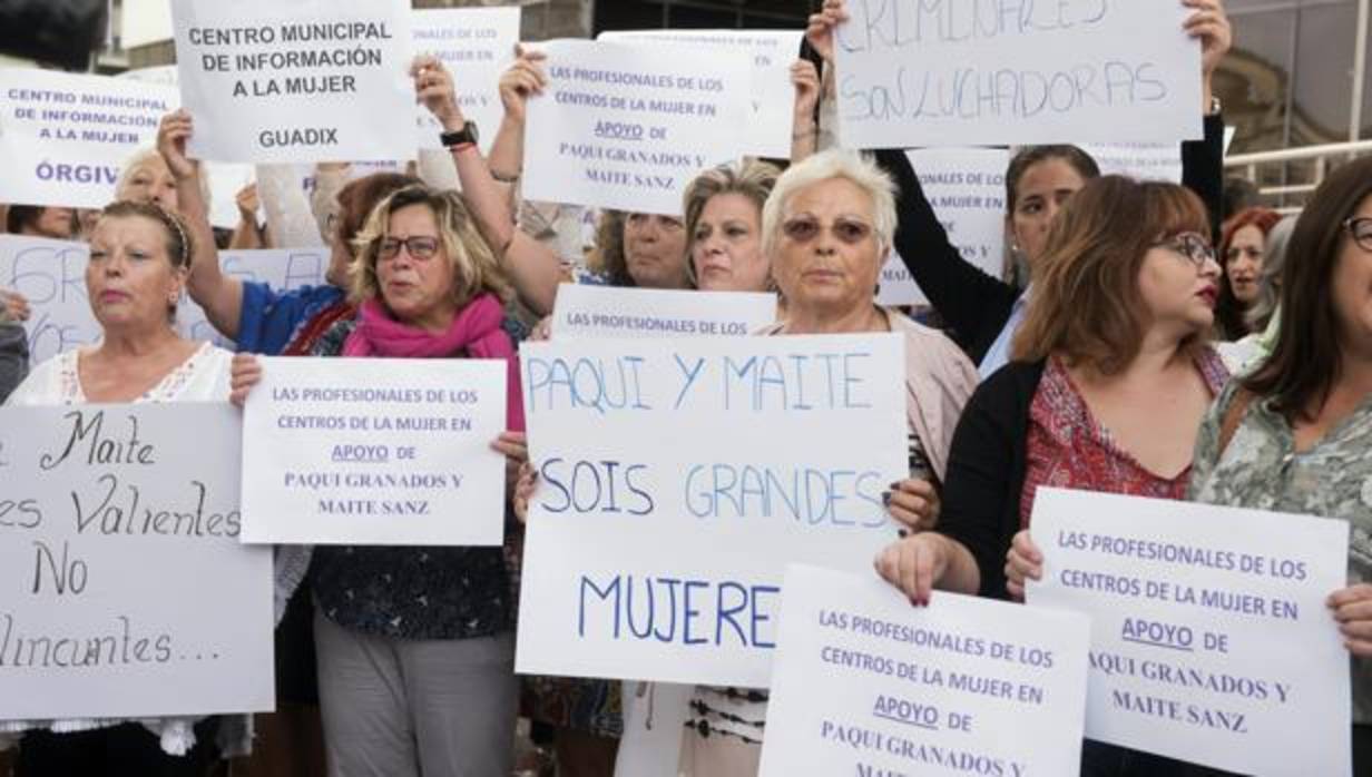 Imagen de la protesta de profesionales de centros de la mujer en Granada el miércoles