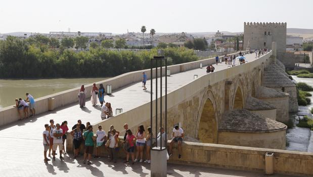 La colocación de bolardos en Córdoba empezará por el Puente Romano y la Puerta del Puente