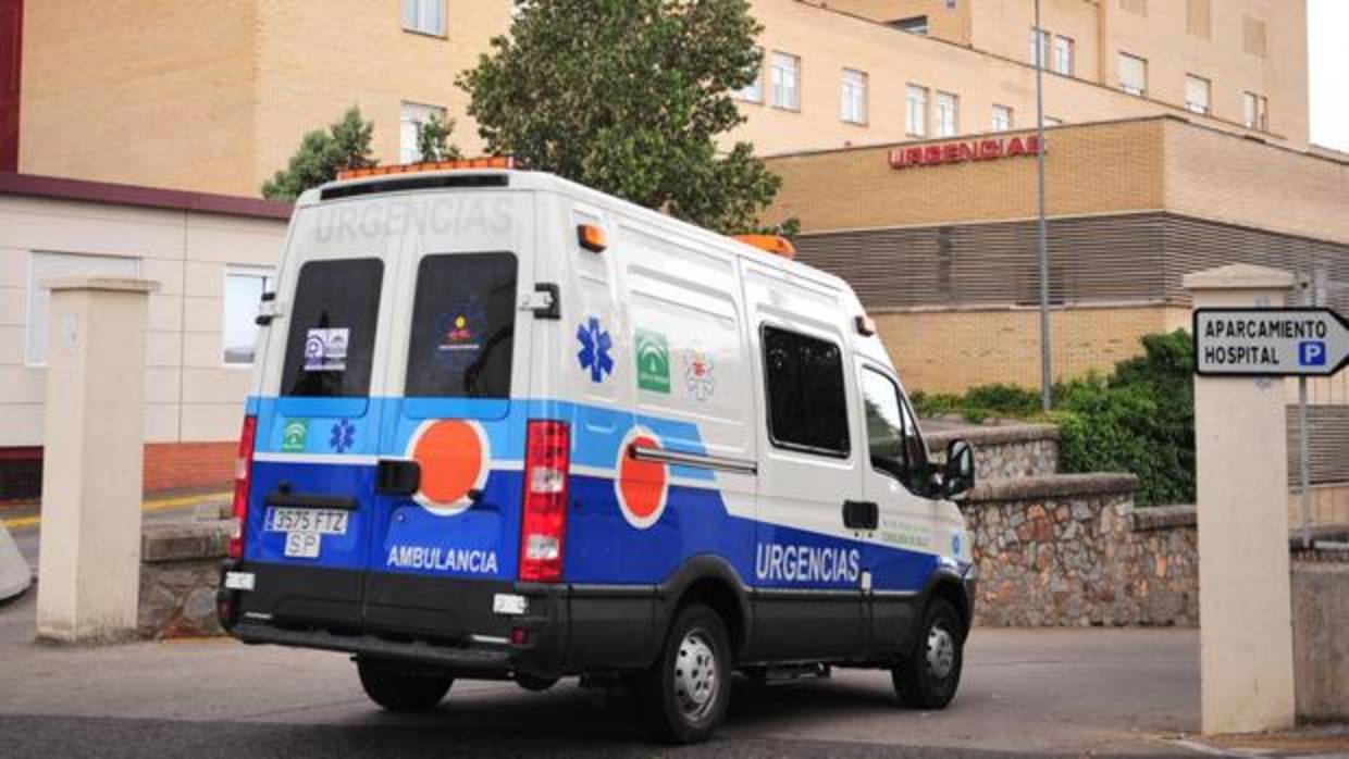 Una ambulancia entrando en un centro hospitalario en una imagen de archivo