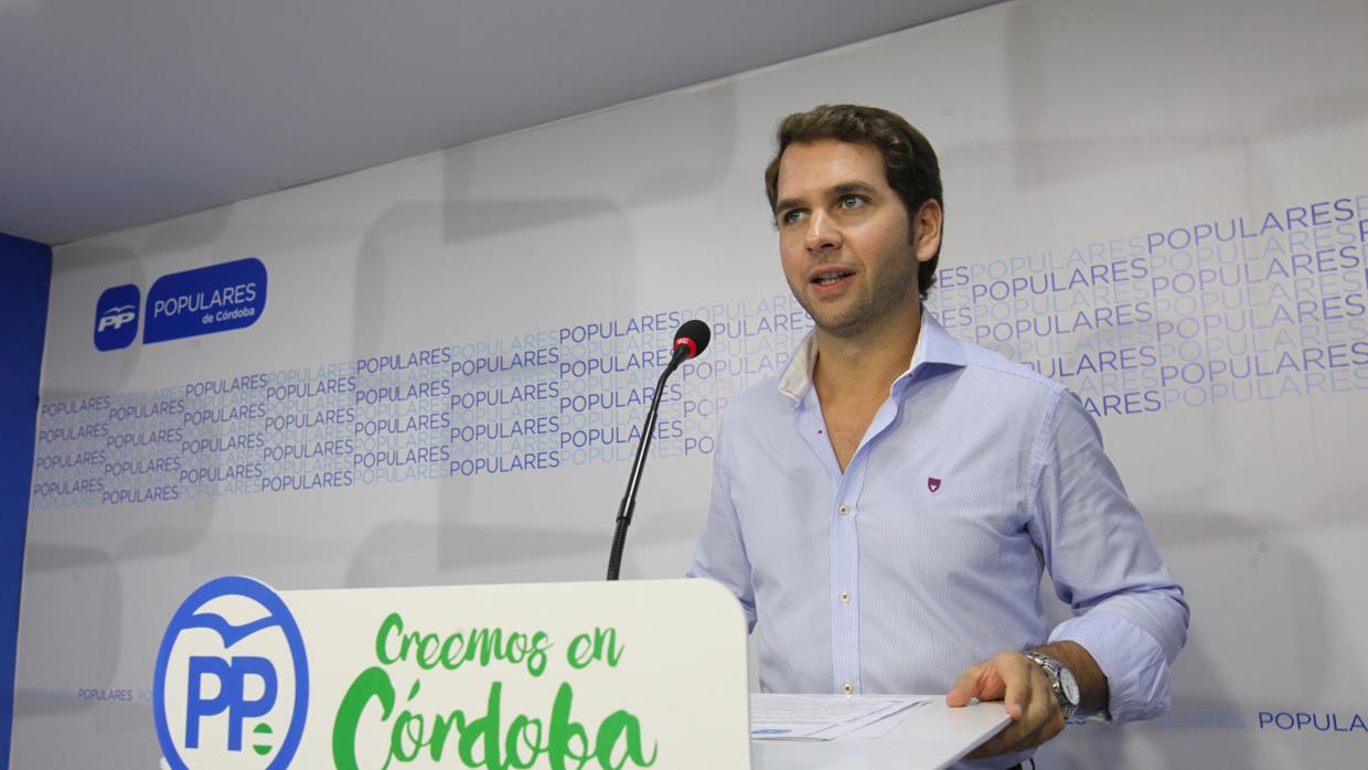 El portavoz del PP de Córdoba, Fernando Priego, en una rueda de prensa en la sede del partido