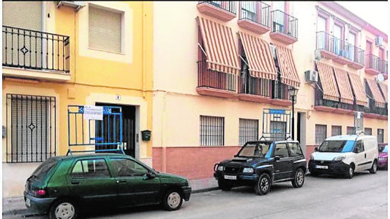 Imagen de una calle aledaña al botellón en la que dejaron las vallas de la policía sobre los coches