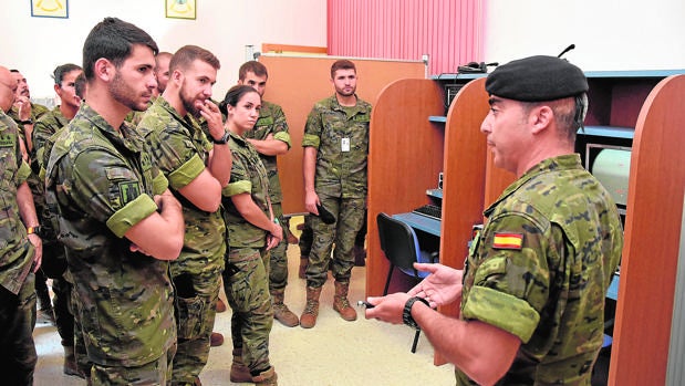 La Brigada «Guzmán el Bueno» X recibe a los nuevos sargentos y tenientes de la base de Cerro Muriano