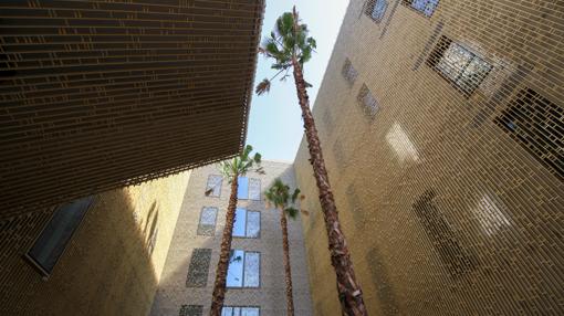 Uno de los patios del nuevo edificio