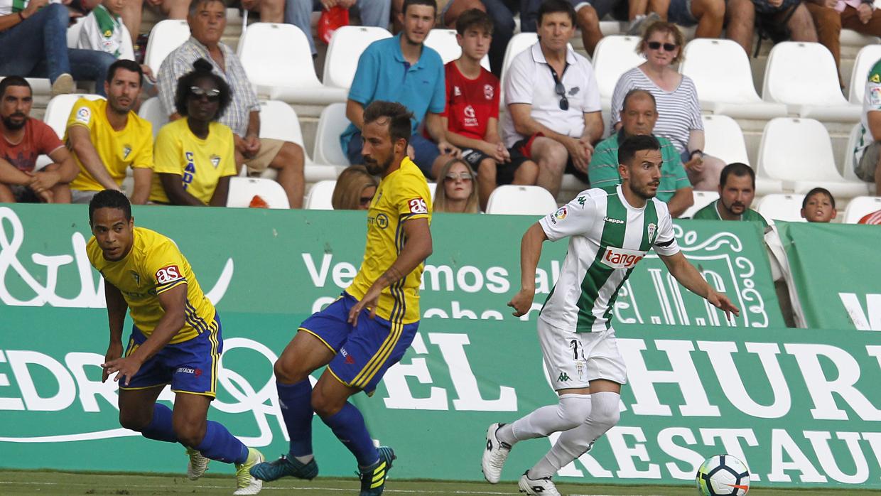 José Manuel Fernández progresa con el esférico ante el Cádiz CF