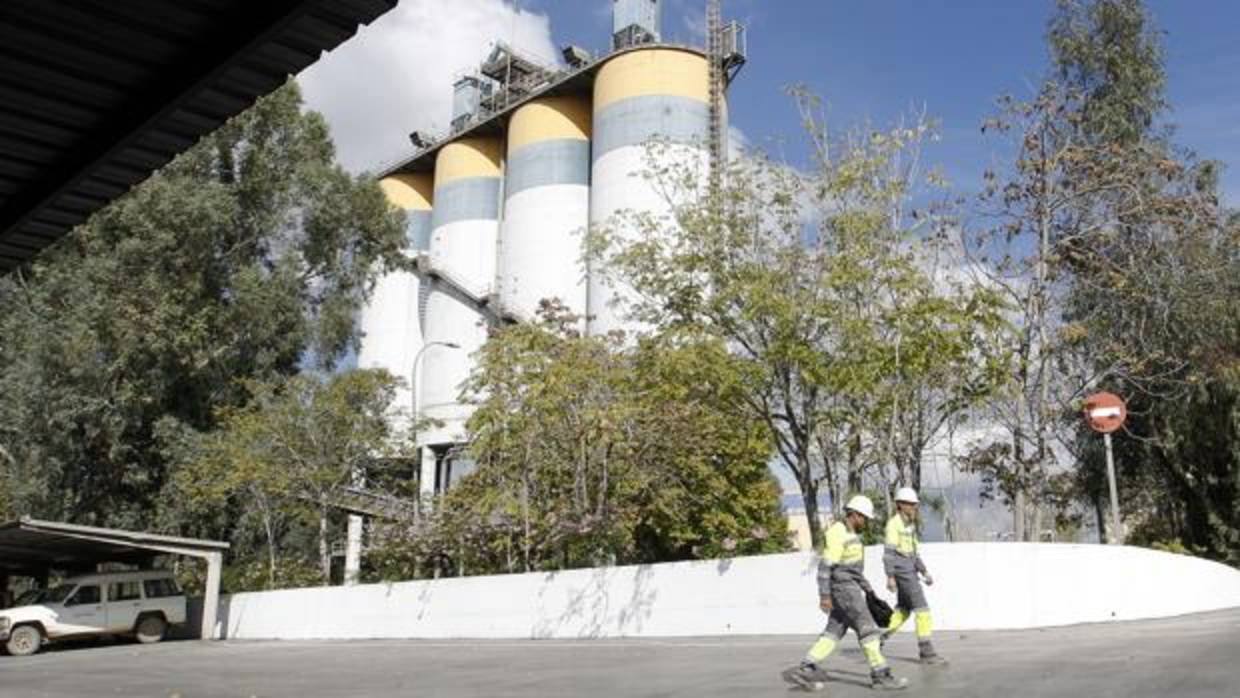 Dos trabajadores en la planta de Cosmos, ubicada en Chinales