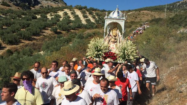 Miles de personas acompañan a la Virgen de la Sierra de Cabra en su tradicional «Bajá» del Picacho