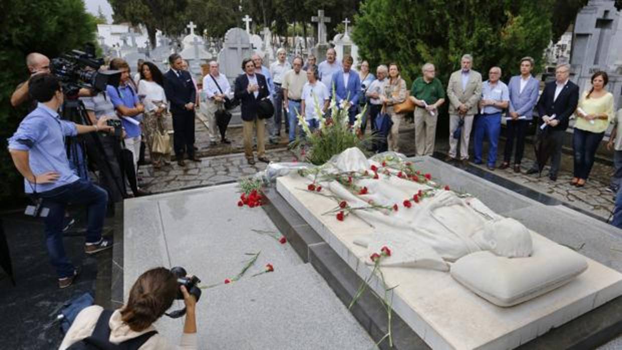 Acto de homenaje en la tumba de Manolete en Córdoba, con presencia de representantes institucionales