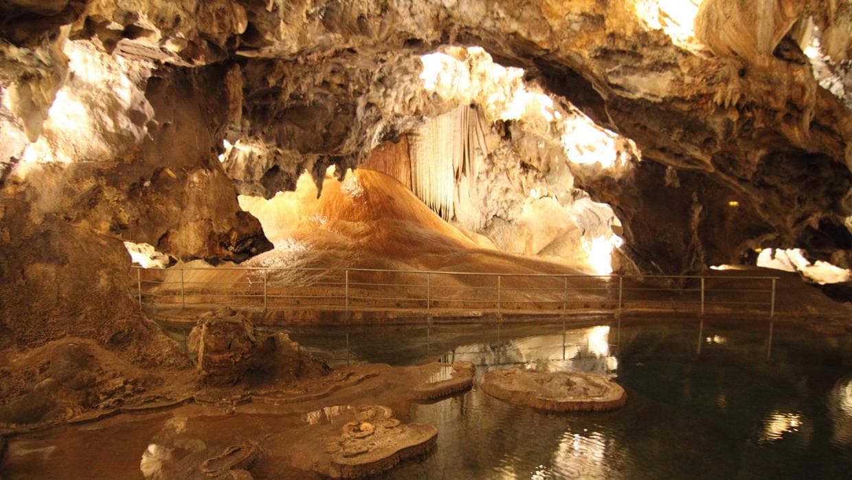 Formaciones calcáreas y uno de los lagos de la inmensa cueva