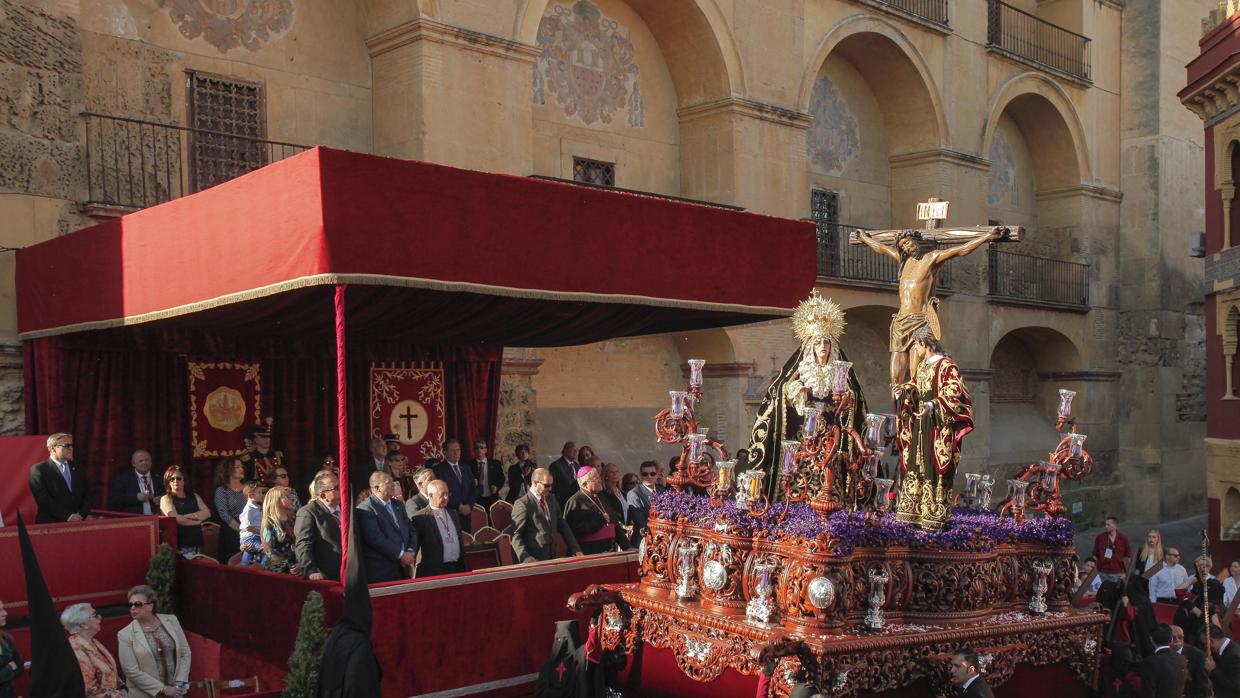 El Santísimo Cristo de las Penas ante el palco de autoridades