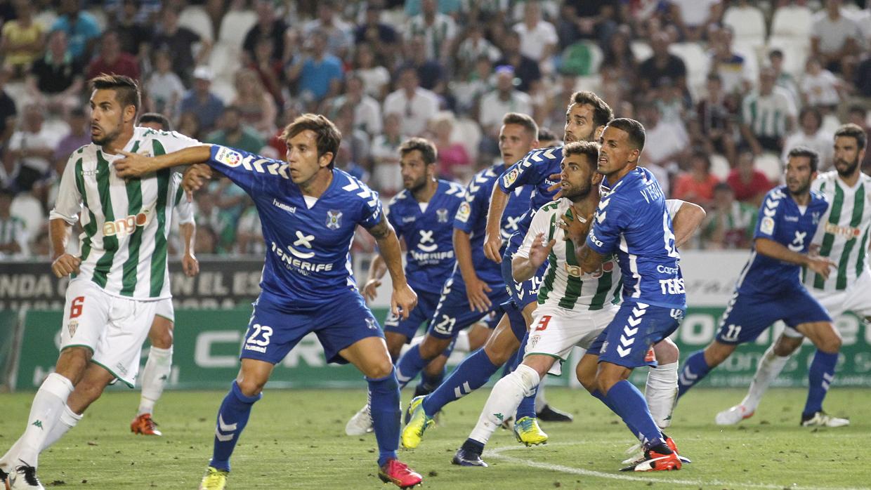 Luso y Rodri pelean un balón ante la zaga canaria