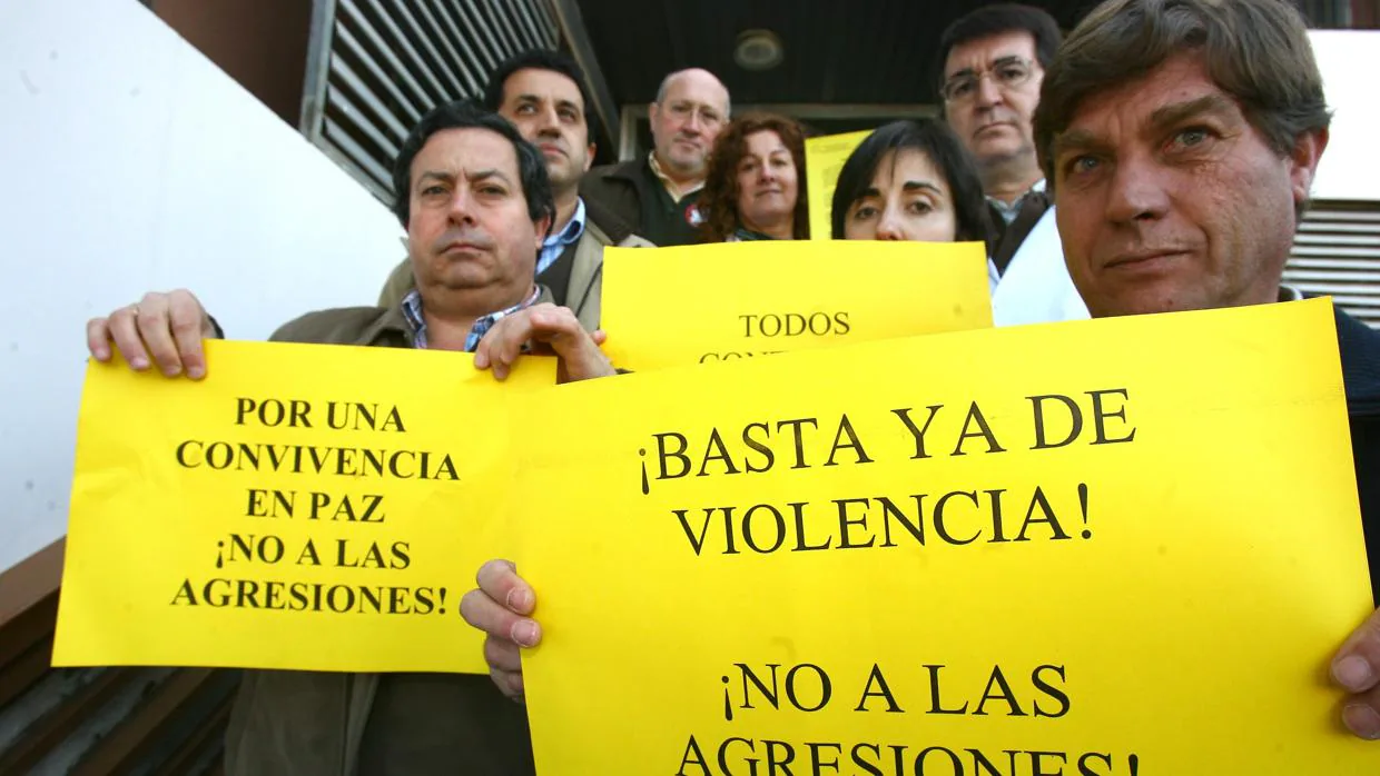 Médicos de Córdoba en una protesta contra las agresiones a profesionales sanitarios
