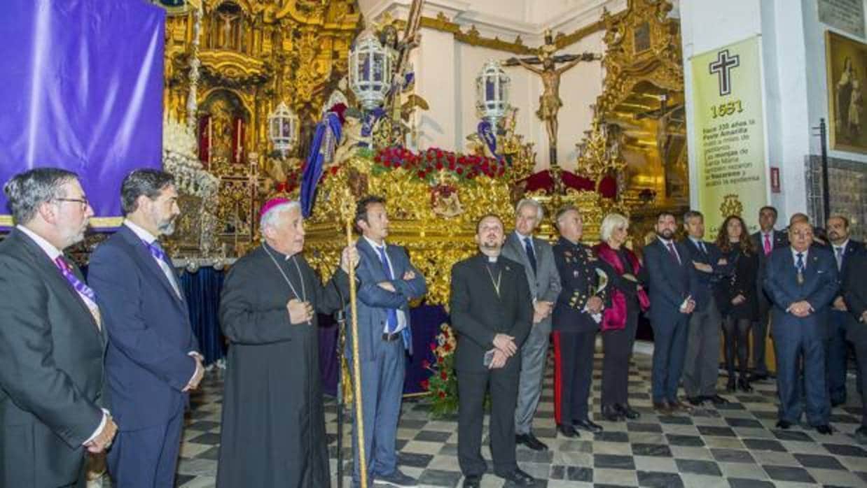 El obispo Rafael Zornoza, junto al alcalde, en la Semana Santa de 2017. el mismo Jueves Santo.