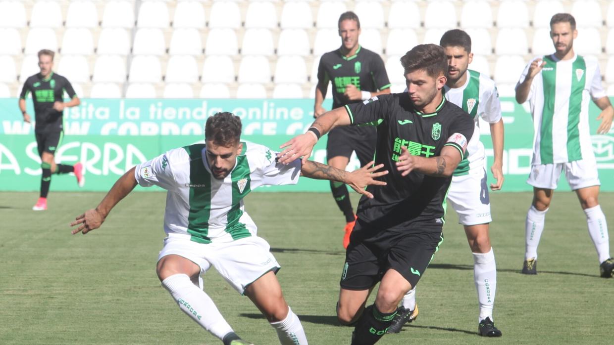 David Moreno progresa con el esférico ante el Granada B