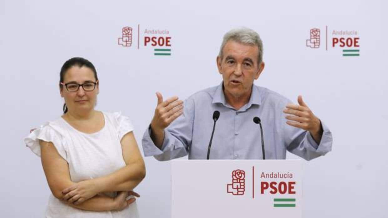 José Mellado junto a Teba Roldán, hoy, en la sede del PSOE de Córdoba