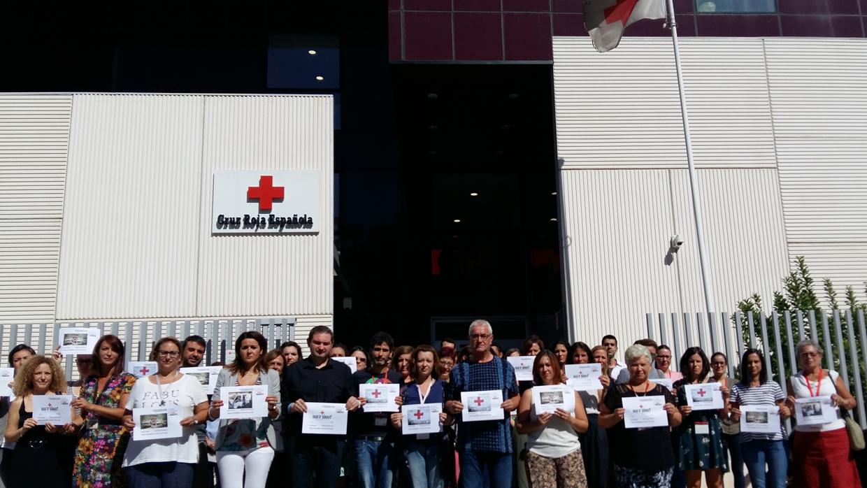 Minuto de silencio por la cooperante en la sede de Cruz Roja de Córdoba