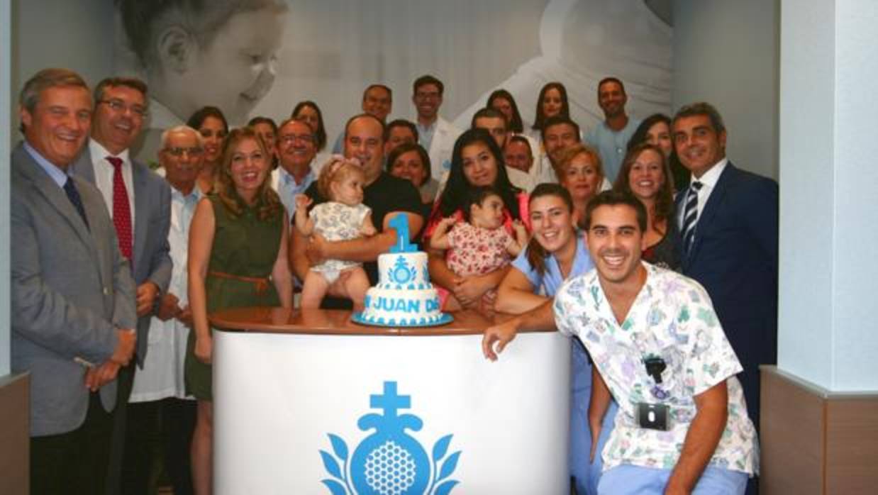 Miembros del equipo, directivos y familias de los primeros niños nacidos, en el primer aniversario
